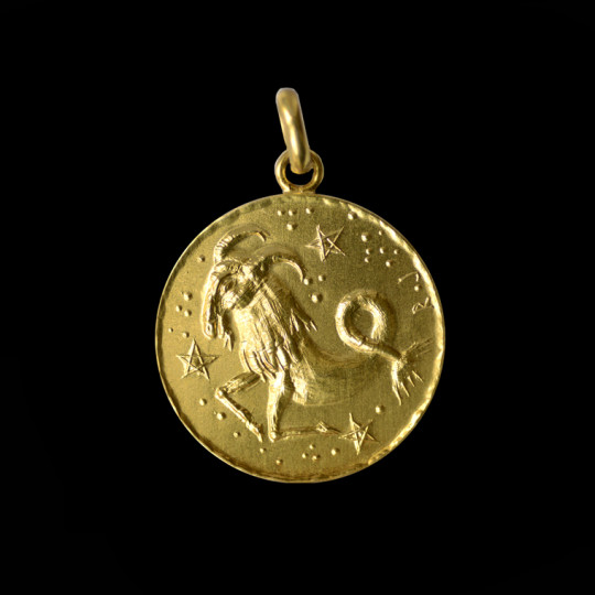 médaille or signe capricorne